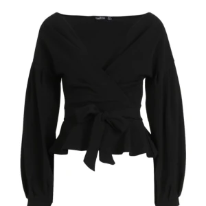 Blus - Säljer min svarta blus från boohoo.