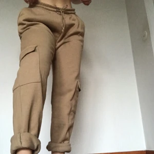 Cargo mjukisbyxor  - Helt nya supermjuka och sköna mjukisbyxor som tyvärr är alldeles för stora för mig och därav inte använda. Strl S men passar även strl M beroende på hur tight/baggy man vill den ska sitta.