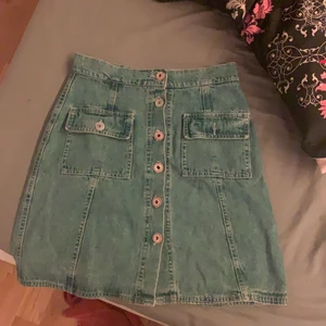 kjol - en supergulliga jeanskjol i storlek s men rätt så liten i storleken så mer som en xs:) köpt från humana 
