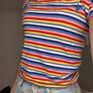 Cool t-shirt😇 - As cool t-shirt från pull and bear köpt förra sommaren men kom aldrig till andvändning så bestämt mig för att sälja! Kan frakta eller mötas upp i uppsala😊