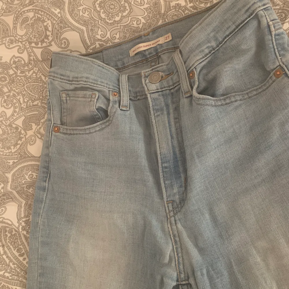 Säljer mina Levi’s jeans, ”high waste-super skinny”, då de inte kommer till användning mer. De är använda me lite defekter, där av det låga priset. Meddela mig för fler bilder, eller passform mm. Nypris: 1199 kr.. Jeans & Byxor.