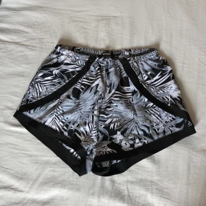Jättesnygga shorts - Jättesnygga shorts från Bikbok. Köpta för många år sedan så de finns säkert inte längre att få tag på. Knappt använda! Frakt på 22kr tillkommer om de ska skickas!