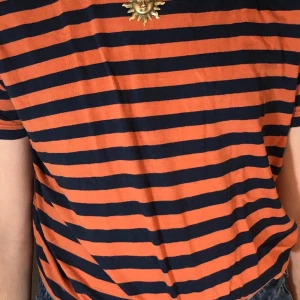 snygg randig tröja - Snygg randig tröja från kappahl. se bild två för tröjan på min syster😋 storlek M. köpare står för frakten ifall vi inte kan träffas på söder🤗