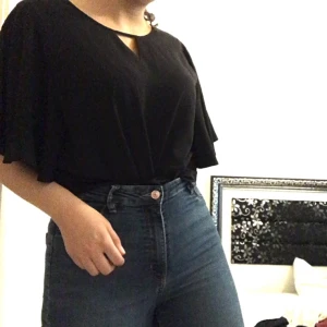 Svart blus - Storlek: L men funkar även M💕 är väldigt skön då den inte sitter så tajt men är ändå snygg❣️