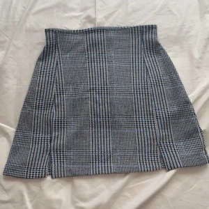 Kjol från pull&bear - Kjol i storlek xs, inte använd. Köparen står för frakt