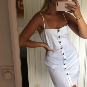 Vit klänning med knappar! - Säljer denna fina klänning från NA-KD🤍 frakten ingår i priset!💛