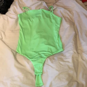 Neon linne, body - En neongrön body från bikbok. Använd max 2 ggr. Superfin men kommer ej till användning. Köptes för typ 200kr men behöver bli av med massa kläder. Kan frakta, kanske mötas. Fråga om ni vill veta något, frakt osv.🥰