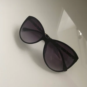 Svarta solglasögon - Svarta solbrillor med gulddetalj på bågarna från Ur & Penn:) Knappt använda. Frakt: 11kr (brev)