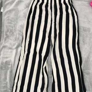 H&m - Passform: 36-38, fin och randig, kan ha på sig under varma sommrar, breda ben. Är inte Genomsynlig ifall man har på sig vita eller Bege underkläder!   [Kan mötas upp annars står köparen för frakten. Stockholm!]