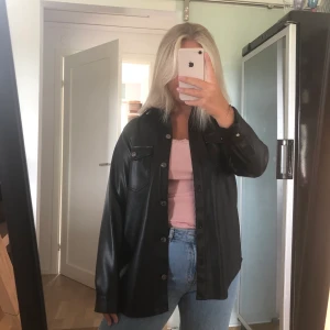 Zara läder skjorta! - Skönl läderskjorta/jacka! Har använt en gång, väldigt snygg och skön passform! Den är i small men passar fler storlekar beroende på vilken passform man vill ha!💞☺️ 