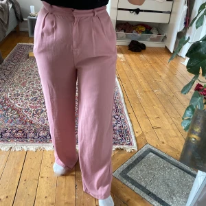 rosa kostymbyxor - skitsköna och snygga kostymbyxor i strl 38 (skulle säga att man kan ha dom om man är 40 också, det beror på hur bred man är i höfterna då de är lösa). jag är 164 och de är långa på mig