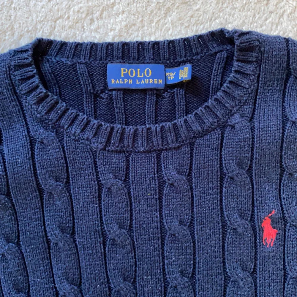 Jättefin marinblå Ralph lauren tröja. Säljs pga för liten! Storlek XS. Stickat.