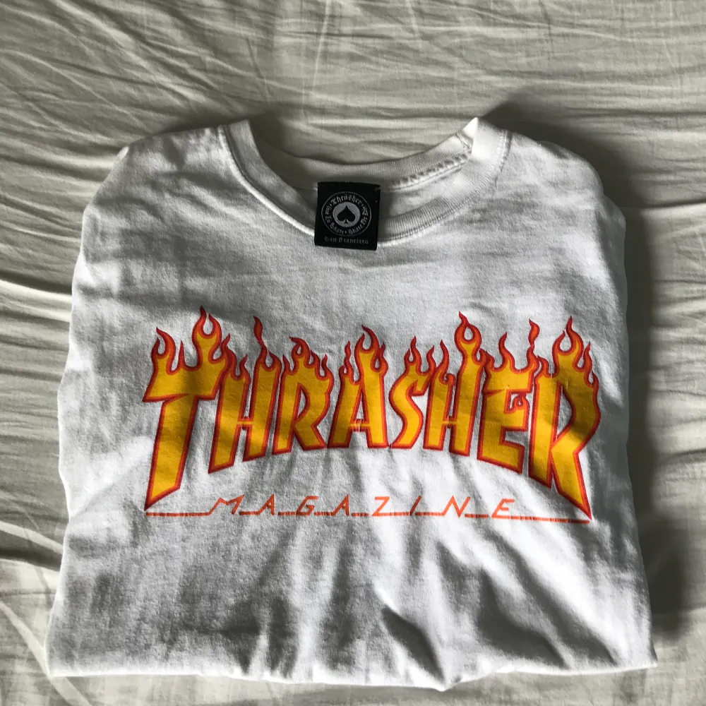 Vit thrasher tröja, hyfsat använd men bra skick. Frakt tillkommer på 42kr. T-shirts.