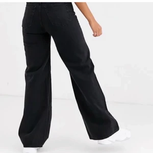 Populära Ace-jeans - Nyskick! Säljer mina favoritjeans från Weekday i modellen Ace. Storlek 24/30. SKITSNYGGA men behöver en storlek större. Möts upp i Stockholm eller så står köparen för frakt🥰
