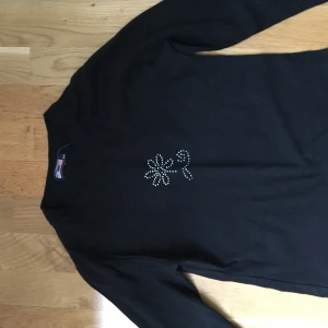 Tröja - En svart tröja alldrig använt köpte för 50 säljer för 30. Den är både storlek s och m