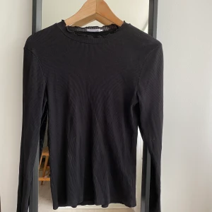 Tröja  - Säljer min svarat rubbade tröja med volanger. Fint skick men komme rit till Användning💕