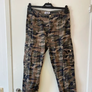 camouflage byxor från Madlady - Säljer mina camouflage byxor från madlady, ordinarie pris var 500 kr, använt ett fåtal gånger. Två fina fickor på benen. Köparen står för frakten, möts annars upp i Malmö.