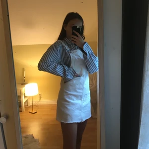 Klänning  - Vit hängselklänning i mycket bra skick, endast använd en gång. Buda Gärna i kommentarerna. Start pris150kr