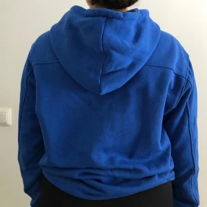 Blå hoodie - Jag säljer denna blåa hoodie ifrån carlings, den är lite nopprig därav de lite billigare priser. Nypris 399kr, mitt pris 30kr + frakt 🦋