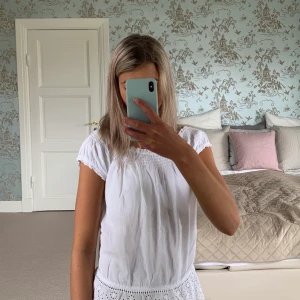 Top - Säljer denna söta top från Gina Tricot, med spets längst ned! Går att använda både som T-shirt och off-shoulder! Perfekt till sommaren☺️ Pris: 50 kr. FRAKT TILLKOMMER💗🧚🏼
