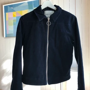 Manchester jacka stl 38 - marinblå manchesterjacka från Carin Wester. Frakt tillkommer!
