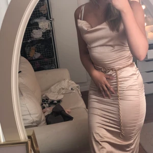 Satin klänning - Fin klänning använd vid endast ett tillfälle. Färgen är roséguld och passar en Xs. Nypris 599kr på Ohpolly Framhäver alla former💗