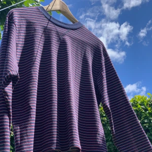 Brandy Melville strl S - Långärmad randig tröja från Brandy Melville köpt i Portugal säljer pga för kort i armen på mig, knappt använd. One size men passar S/M