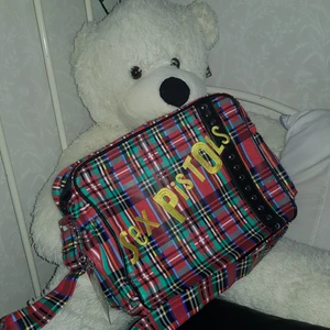 sex pistols - Intressekoll på denna sjukt coola väska med broderad sex pistols logga!! Kom gärna med bud & fråga gärna om mått elr annan info💖 150kr elr bud !