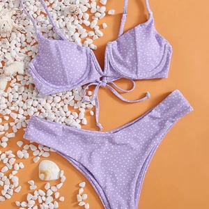 SHEIN bikini strl M - SJUKT fin bikini från SHEIN. Aldrig använd, endast provad då överdelen e för liten för mig. Skyddslappen i trosorna sitter kvar. Bär vanligtvis S i under och över M (75C), överdelen upplevs som S. Jättebra tjock kvalite. Vadderad.💜 Budgivning i kommentar