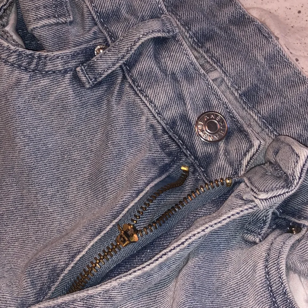 Ljusa jeans med hål i från Shein stel 36 / S. Använda ca 2-3 gånger och fick hem för någon månad, är som i nyskick ☺️  Köpta för 213kr. Jeans & Byxor.