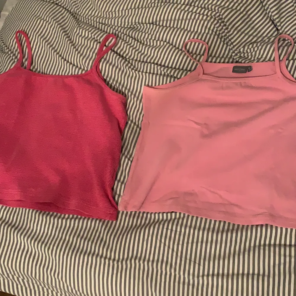 Två par rosa linnen! Ett randigt och ett ljusrosa! De är stora i storleken. 1 går för 20kr och båda för 40kr💕. Toppar.