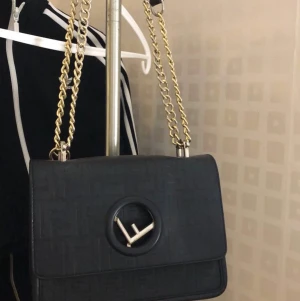 Fendi väska - Säljer/kan byta mot en sånhär väska som ni ser på andra bilden. Min fendi väska är mycket sparsamt använd och fin och fräsch kan fraktas och mötas kan gå ner vid snabbaffär