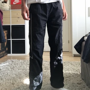 Svarta prasselbyxor - Svarta ”prasselbyxor” från sweet sktbs. Säljer då jag har vuxit ur dom. Jag är 172 cm. Riktigt sköna och snygga :) Pris kan diskuteras, budgivning om fler är intresserade, frakt tillkommer