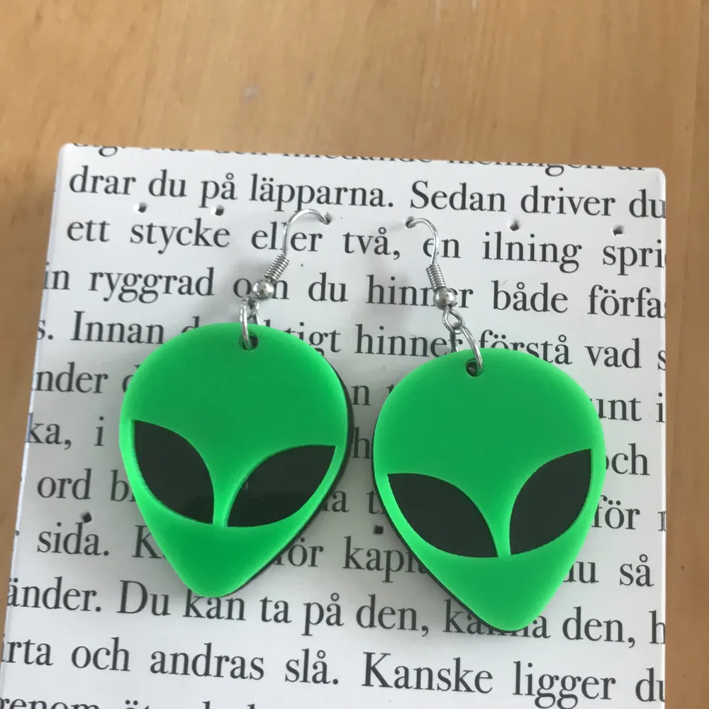 Alien earings👽🐸💚 65kr frakt. Accessoarer.