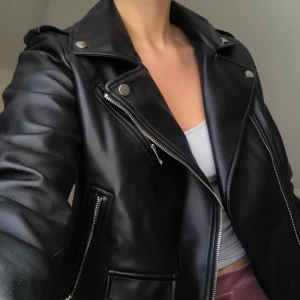 Bikerjacka från Zara - Superfin skinnjacka från zara som knappt är använd😍 bandet till jackan medföljer, glömde bara sätta tillbaka det när jag tog bilderna🥰