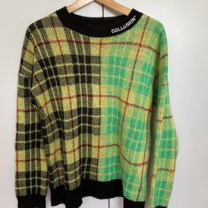 Collusion tröja - Snygg och väldigt unik collusion tröja med sjukt coolt mönster. Jag har i storleken XS men den är oversized. Den sitter löst och snyggt på mig som i vanliga fall har S/M.