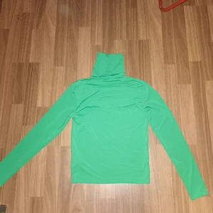 Silkesaktig grön turtleneck fr carlings - En jättecool turtleneck från carlings märke stay. Storlek S. Köpare står för frakt