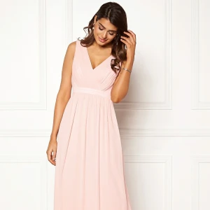 Chiara Forthi  klänning strl 34 - Detta är en vacker långklänning i chiffong. Den är ljusrosa och strl 34. Säljes pga inställd bal och är därför aldrig använd. Den är golvlång  för dig som är ung. 165 cm lång utan skor.   V-ringad fram samt baktill. Köpare betalar frakt.