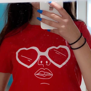 Veronica maggio - Nästan helt oanvänd Veronica Maggio tröja!! Säljs pga den inte kommer till användning längre 💕 Fick den av en som arbetade back stage under hennes konserter🎤 Frakt tillkommer 🚚 📦 spårbar frakt 63kr. Inte spårbar 44kr