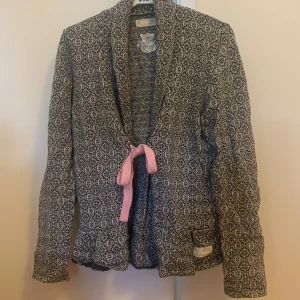 Odd molly kofta - Odd molly kofta strl 4. Sparsamt använd och fint skick! 200kr, köparen står för frakt.