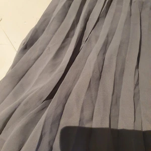 Plisserad kjol  - Grå plisserad kjol från H&M (lapp bortklippt). Lite små trådar här o där men är inget som märks ❤️🥰 19kr / högst bud (frakt tillkommer!) 