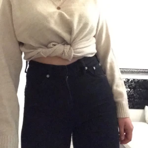 Beige tröja - Fin beige tröja i bra skick💕 har bara använt den en gång. Jag tycker det blir finare när man knyter därför gjorde jag det❣️ passar både storlekarna : S/M/L.