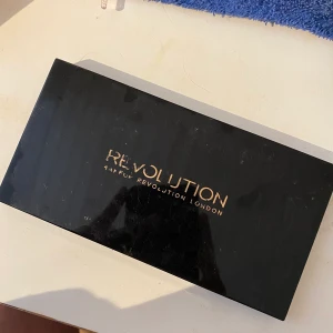 Countoring palett - Countour palett från revelution. Higlighten är använd andra endast testade.