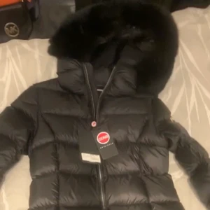 Colmar jacka  - Säljer min colmar jacka som har använts 1 vinter, den har fortfarande jättebra kvalite (skriv till mig för flera bilder och mer information)  nypris:8000 (kan gå ner i pris)