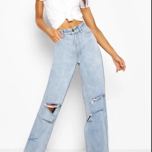 Bohoo jeans - Säljer dom eftertraktade bohoo jeansen som är helt slutsålda!! Modellen tall. Endast testade, prislapparna är kvar. Både modellen och jag bär storlek 38. Köptes för 500💓💓 för mer frågor eller bilder kontakta privat :)