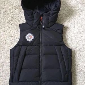 SailRacing väst - Helt oanvänd väst strl 134/140 säljes pga fel storlek.  Kan skickas, finns i Torslanda/Gbg Pris kan diskuteras vid snabb och smidig affär, är det många intresserade kan eventuell budgivning uppstå. Nypris 2200kr   Kontakta mig vid eventuella frågor😊