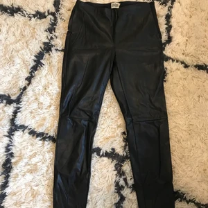 Tighta fejk skinnbyxor twist and tango S - Snygga sköna skinnbyxor sitter tight i benen med dragkedja vid höften strl 34 S