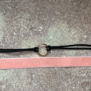 Rosa och svart choker✨ - Aldrig använda✨ köparen står för frakten