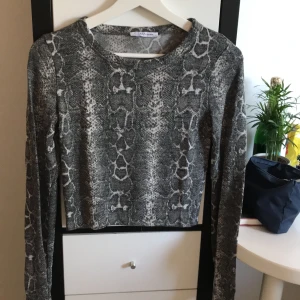 Ormmönstrad tröja från zara - Skitsnygg kortare långärmad tröja i snakeprint från Zara i storlek S, passar XS/S/34/36. Väldigt mjukt och skönt material, knappt använd. Frakt tillkommer💕