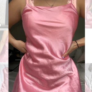 Rosa slipdress  - Satinliknande tyg och en jättefin rosa färg. Säljer pga för liten vid bröstet. Storlek 34-36. Köpt från H&M för flera år sedan. Skriv om ni vill ha fler bilder/mer info!💕 Köparen står för frakt. Pris kan diskuteras. 